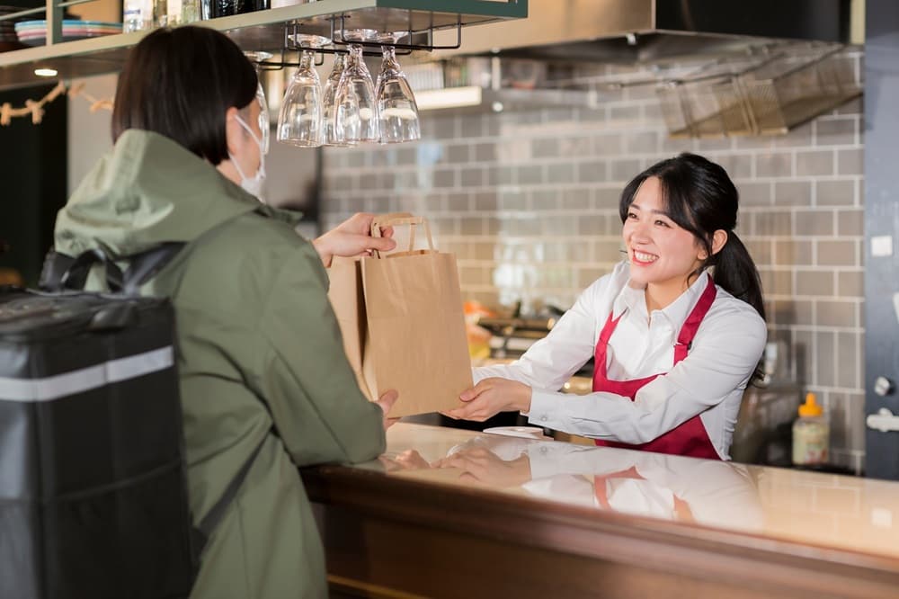 デリバリー商品の受け渡しシーン